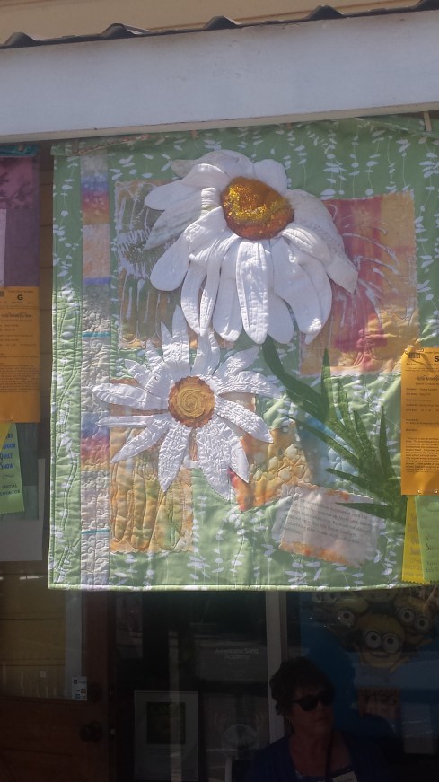 this daisy is 3D. I think it was the only quilt with that idea. very unique and they nailed the center of the daisy.